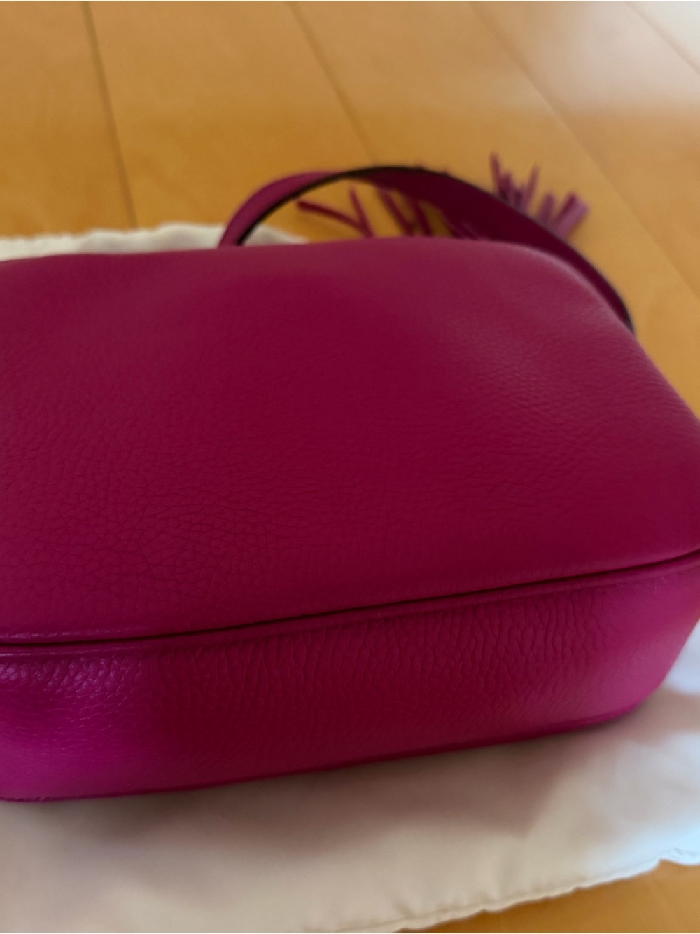 Authentic Gucci Soho Disco Crossbody Bag Fuchsia Pebbled Leather Tassel GG Logo - Picture 3 of 7